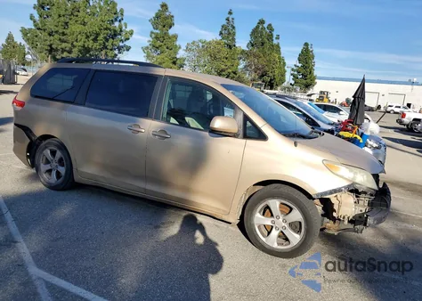 2012 Toyota Sienna Le 8-Passenger z USA, uszkodzony, nr VIN 5TDKK3DC7CS228653